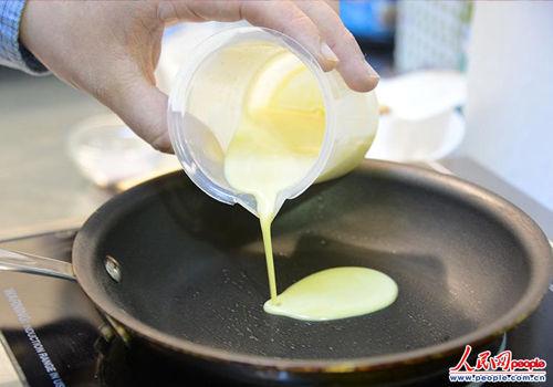 这种名为“超越鸡蛋”的安全食材主要由从豆类植物中提取的蛋白质构成。口感与鸡蛋基本不差异。